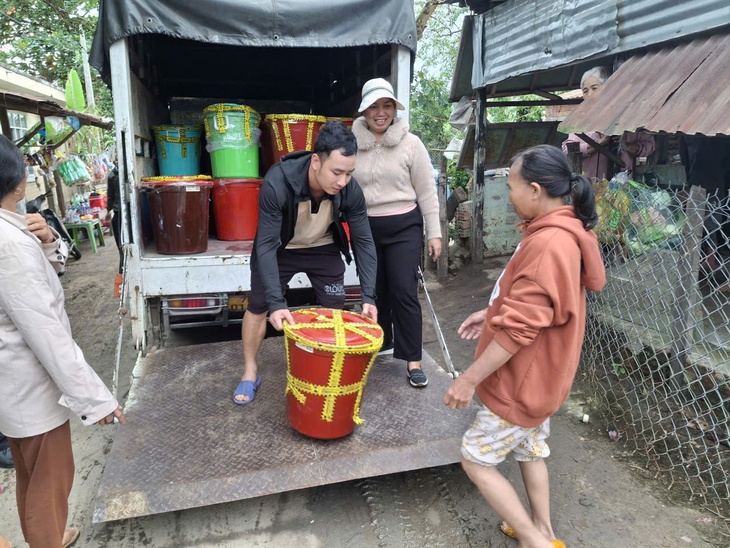 thùng cứu trợ - Ảnh 3.