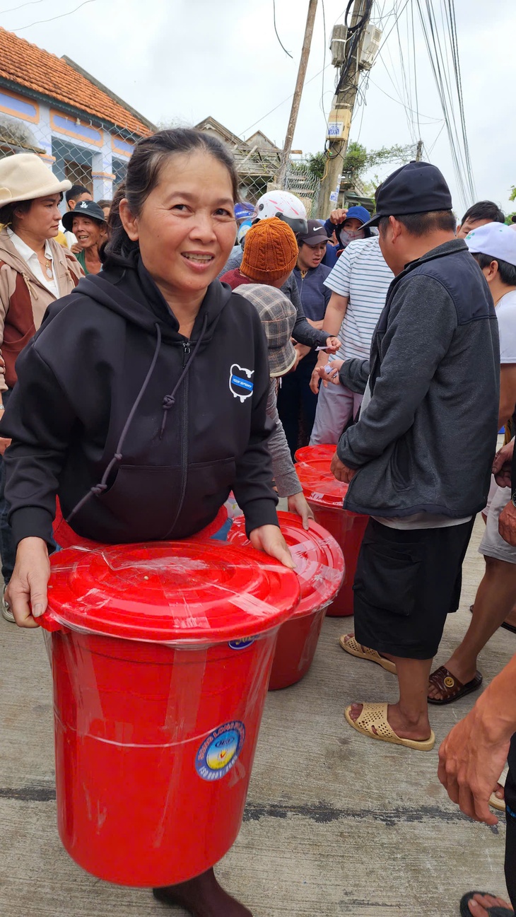 thùng cứu trợ - Ảnh 4.