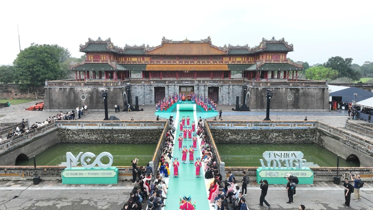 Ngọ Môn Huế rực sắc màu thời trang của thí sinh Hoa hậu Hoàn vũ quốc tế 2025 - Ảnh 4.