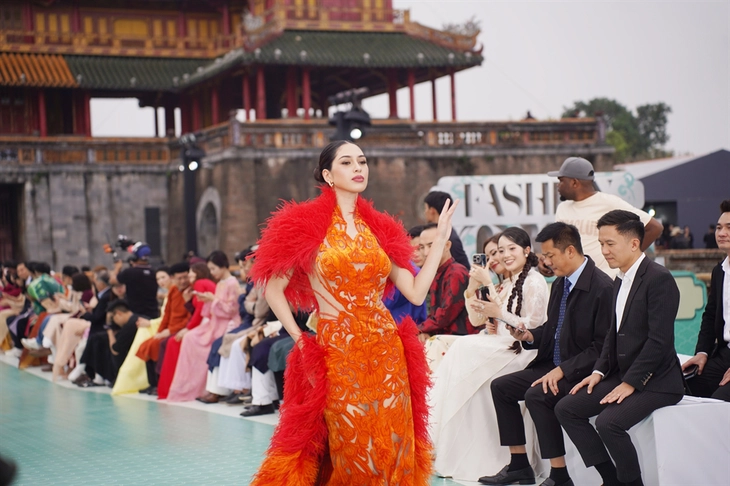 Ngọ Môn Huế rực sắc màu thời trang của thí sinh Hoa hậu Hoàn vũ quốc tế 2025 - Ảnh 1.
