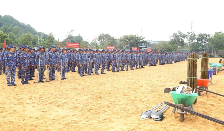 Vùng 4 Hải quân phát động 'Chiến dịch Quang Trung' xây nhà mới cho dân vùng lũ - Ảnh 1.