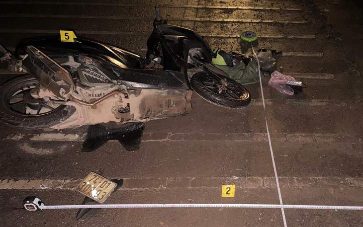 Ô tô tăng ga, hất văng nhiều người ở vỉa hè quán nhậu, tài xế ra khỏi xe tiếp tục xô xát - Ảnh 2.