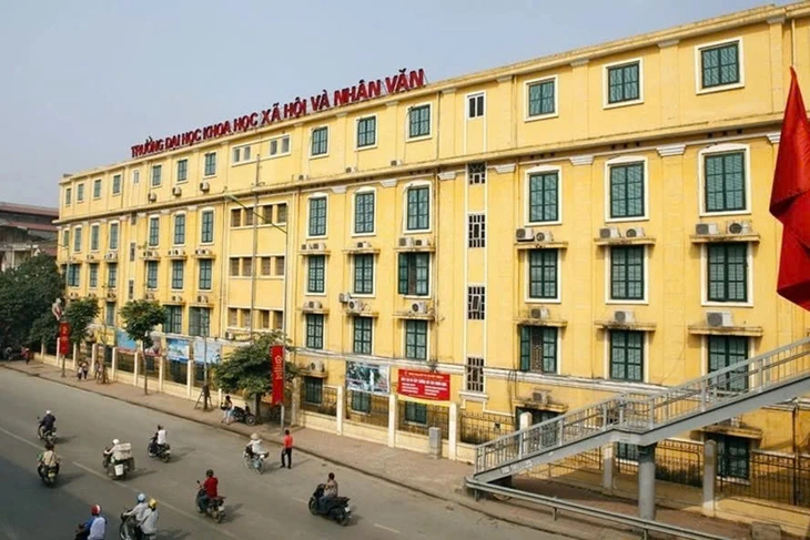 Trường đại học Khoa học xã hội và Nhân văn lý giải việc dừng xét tổ hợp C00 với 15/30 ngành - Ảnh 1.
