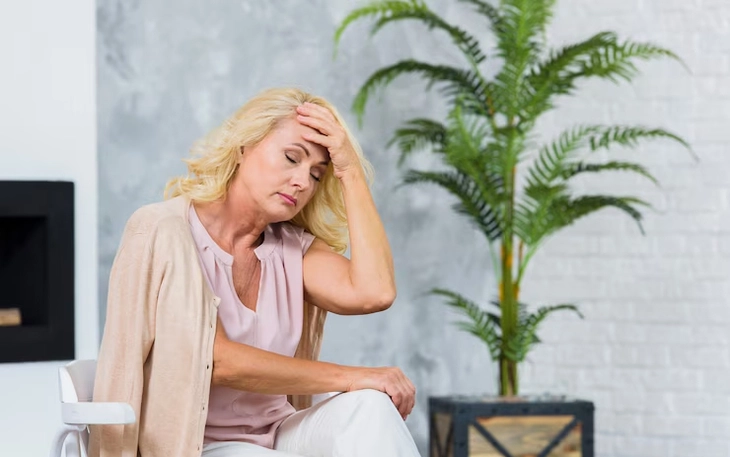 Phụ nữ mãn kinh càng sớm, nguy cơ mắc tim mạch suốt đời càng cao - Ảnh 2.