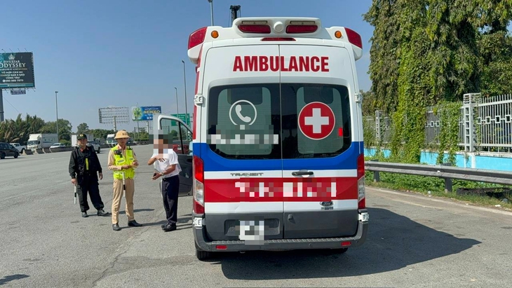 Nhiều xe cứu thương chạy trên cao tốc vi phạm bị Cục Cảnh sát giao thông xử phạt - Ảnh 1.