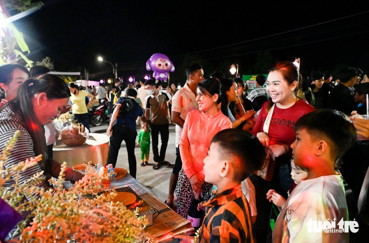 Về Vĩnh Phong ăn bánh canh, dạo chợ nổi, thả đèn hoa đăng - Ảnh 1.