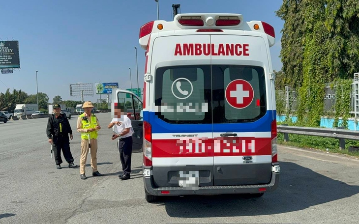 Xe cứu thương bật đèn ưu tiên chạy trên quốc lộ 20 dù không chở bệnh nhân - Ảnh 2.