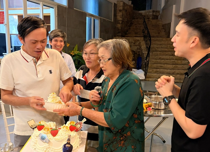 Mẹ ruột tiết lộ về Hoài Linh: 'Cả đời nó sống trong chữ lo' - Ảnh 2.