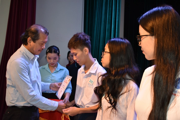 Báo Tuổi Trẻ trao 40 suất học bổng 'Vì tương lai Việt Nam' - Ảnh 4.