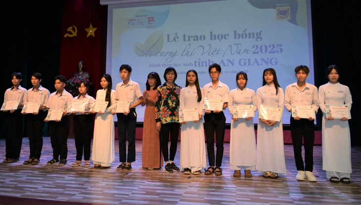 Báo Tuổi Trẻ trao 40 suất học bổng 'Vì tương lai Việt Nam' - Ảnh 1.