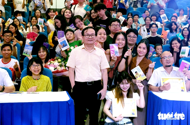 Tác giả Nguyễn Nhật Ánh hạnh phúc vì sau 30 năm Kính vạn hoa vẫn còn người đọc - Ảnh 1.
