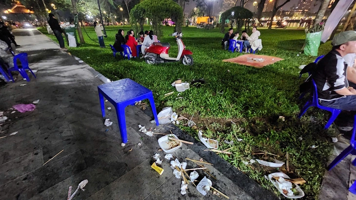 Rác ngập lối đi tại Liên hoan ẩm thực quốc tế Huế - Ảnh 1.