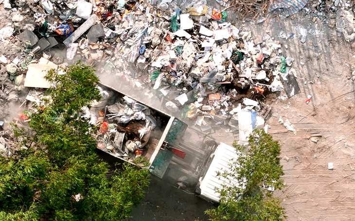 Bộ NN-MT đề nghị xử lý nghiêm sau bài điều tra của Tuổi Trẻ về chôn lấp lụi rác thải xây dựng - Ảnh 4.