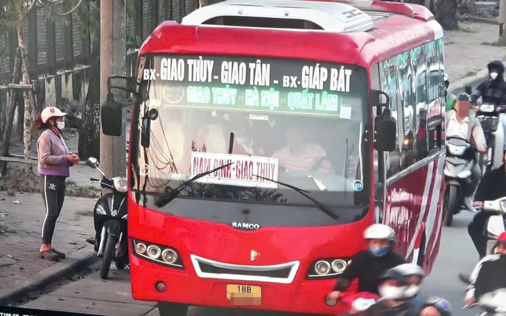 Ô tô biển xanh lấn làn trên cao tốc, chủ xe là một cơ quan hành chính tại Trung ương - Ảnh 2.