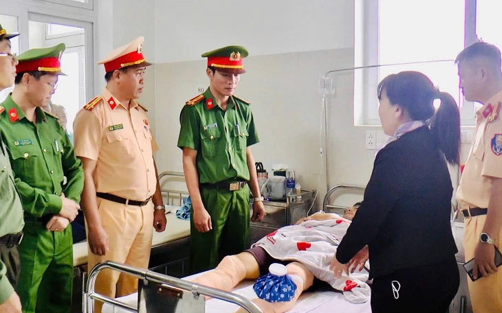 Nam thanh niên bốc đầu xe máy bị tịch thu phương tiện - Ảnh 3.