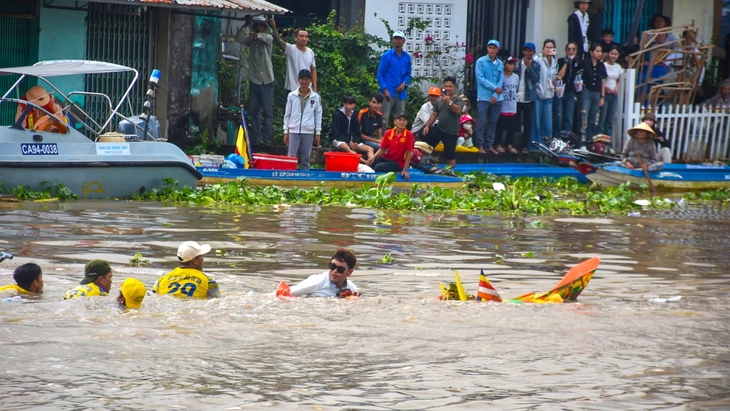 Sôi nổi đua ghe ngo ở Cà Mau, người dân leo cả lên mái nhà để xem - Ảnh 3.