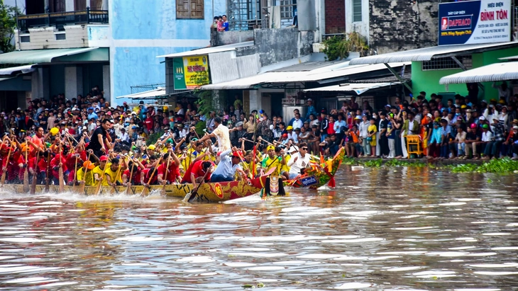 Sôi nổi đua ghe ngo ở Cà Mau, người dân leo cả lên mái nhà để xem - Ảnh 4.