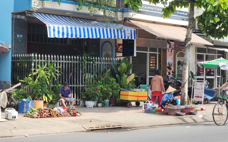 Ám ảnh tiếng rao thu sẵn từ loa bán hàng - Ảnh 2.