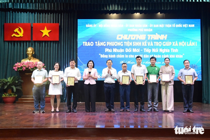 Phường Phú Nhuận trao hơn 1,4 tỉ đồng chăm lo người dân khó khăn - Ảnh 3.