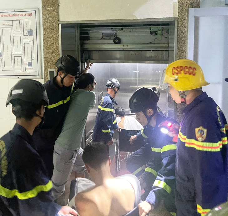 mắc kẹt - Ảnh 2.