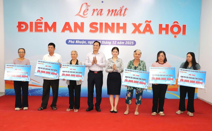 Phường Phú Nhuận trao hơn 1,4 tỉ đồng chăm lo người dân khó khăn - Ảnh 6.