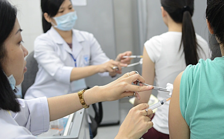 Vỡ ối lúc nửa đêm, cả xóm trọ 'bất đắc dĩ' thành bà đỡ cứu mẹ con sản phụ - Ảnh 2.