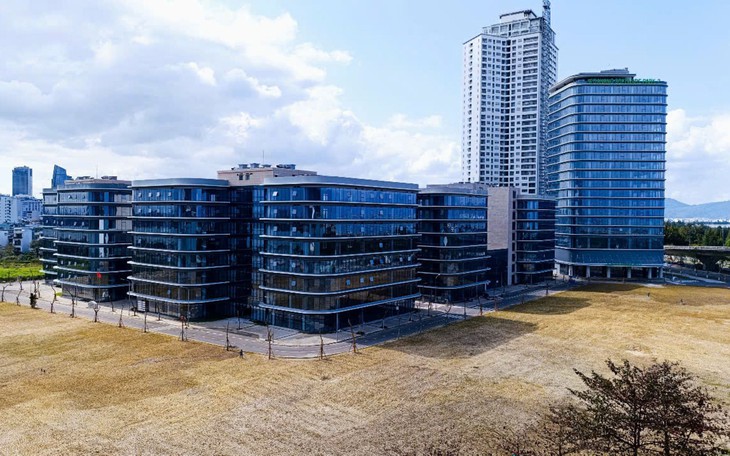 Cảnh sát Đà Nẵng xuống cống tìm điện thoại cho du khách nước ngoài - Ảnh 4.