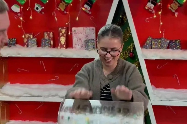 Sếp 'nhà người ta' thưởng quà Noel cho nhân viên là ô tô điện - Ảnh 2.