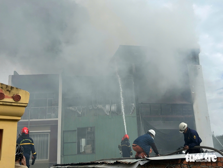 Cháy nhà trong khu dân cư đông đúc ở Đà Nẵng, người dân hốt hoảng vì cháy lan - Ảnh 2.