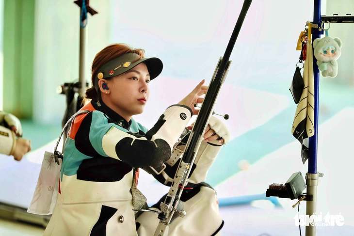 Ngắm bộ ảnh 'hoa khôi bắn súng' Phí Thanh Thảo tại SEA Games 33 - Ảnh 2.