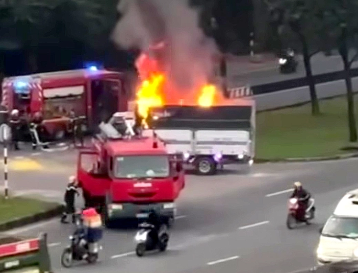 Tài xế lái xe tải bị cháy đến trụ sở cảnh sát chữa cháy nhờ dập lửa - Ảnh 2.