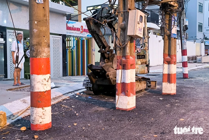 Đường ngàn tỉ Chu Văn An sắp đến ngày thông xe, cột điện cũ vẫn chưa di dời - Ảnh 3.