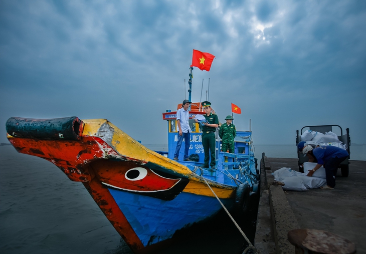 '80 năm hào khí miền Đông' qua góc nhìn nhiếp ảnh - Ảnh 3. nhiếp ảnh - Ảnh 3.