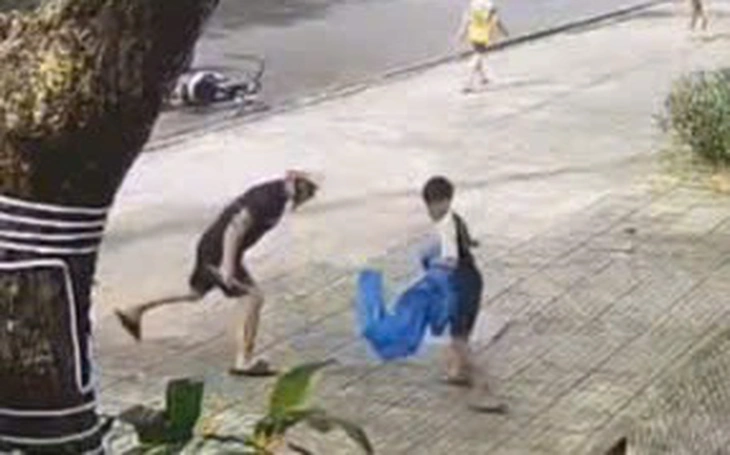 Vụ 3 cháu bé bị đánh ở Quảng Ngãi: đã xác định người đàn ông đánh các cháu - Ảnh 4.