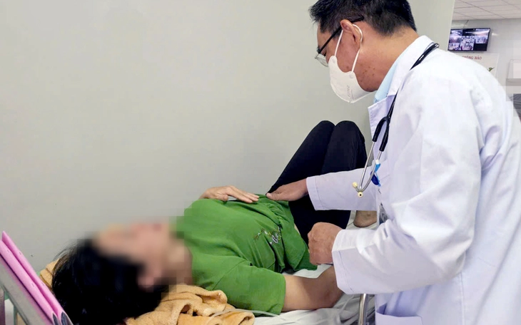 Bộ Y tế yêu cầu khẩn trương điều tra vụ nghi ngờ ngộ độc bánh mì tại TP.HCM - Ảnh 2.