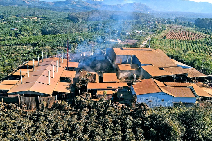 Dân 'ngộp thở' vì lò sấy cà phê trái phép ngay khu dân cư - Ảnh 1.