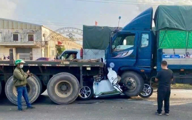 Tạm giữ tài xế trong vụ tông liên hoàn giữa 7 xe, 2 người chết - Ảnh 1.