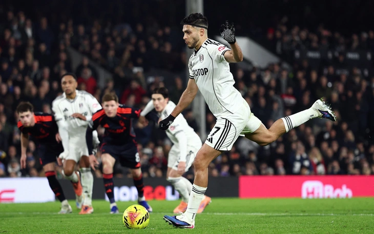 Trọng tài Tây Ban Nha ‘gây bão’ vì cản trở pha bóng rồi rút thẻ đỏ cầu thủ - Ảnh 2.