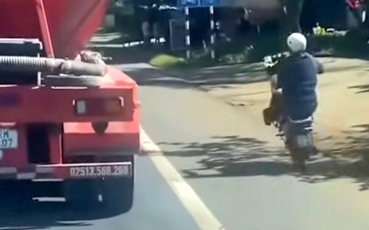 Nam thanh niên bốc đầu xe máy bị tịch thu phương tiện - Ảnh 2.