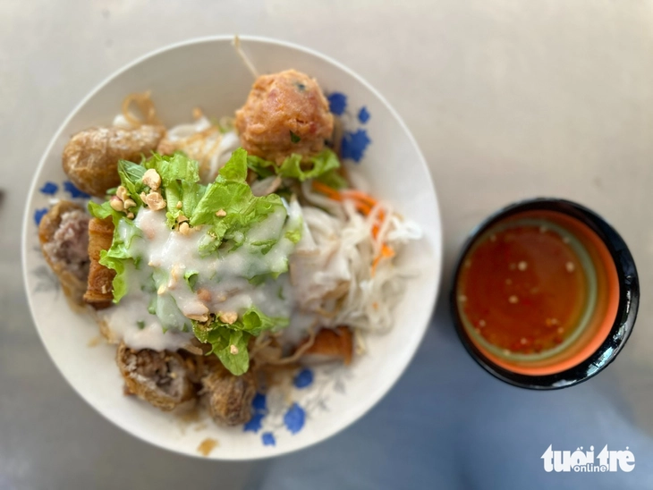 Sa Đéc đâu chỉ có hủ tiếu, còn bánh tằm bì, bún thịt lụi, cơm tấm... thì sao? - Ảnh 3.