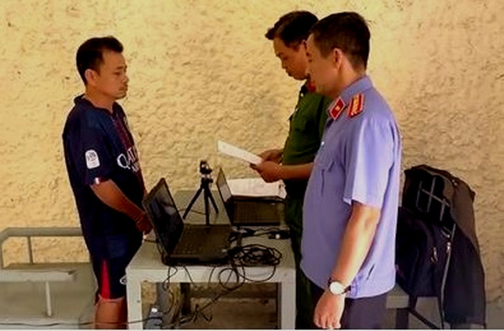 Bắt tạm giam tài xế xe khách lao vào nhóm người đang uống nước bên lề đường làm 2 người chết - Ảnh 1.