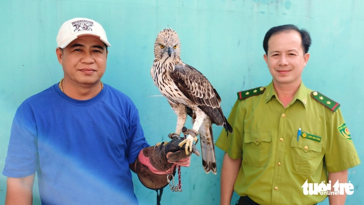 Chim hồng hoàng quý hiếm sà xuống trước xe máy, người dân đuổi cũng không bay đi - Ảnh 3.