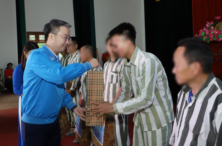 Phạm nhân tù chung thân được giảm án còn 20 năm gục khóc khi gặp lại mẹ già 85 tuổi trong trại - Ảnh 5.