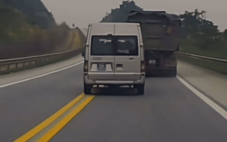 Xe biển xanh vượt 'ẩu', suýt gây tai nạn trên đoạn đèo dốc - Ảnh 3.