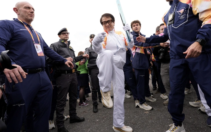 Ronaldo vào vai ông già Noel ‘tặng quà’ Joao Felix trước đêm Giáng sinh - Ảnh 2.