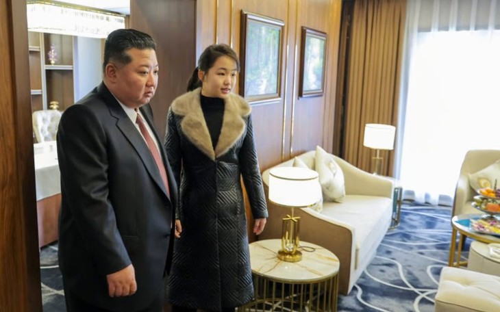 Ông Kim Jong Un thị sát nhà máy tàu ngầm hạt nhân, xem phóng tên lửa cao 200km 'vào không gian' - Ảnh 3.