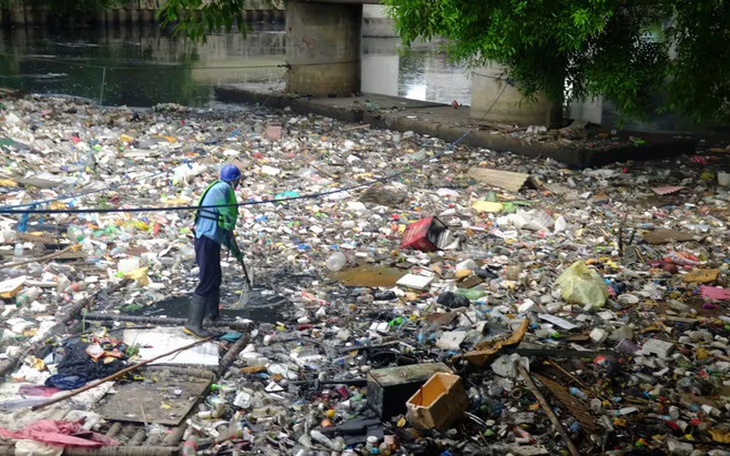 ‘Bãi rác chất cao như núi’ vẫn phải tiếp nhận rác dù đã hết hạn hoạt động - Ảnh 14.