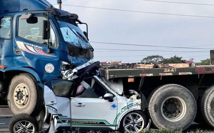 Khởi tố chủ và lái xe máy múc tông, hất văng nữ sinh trên quốc lộ - Ảnh 2.