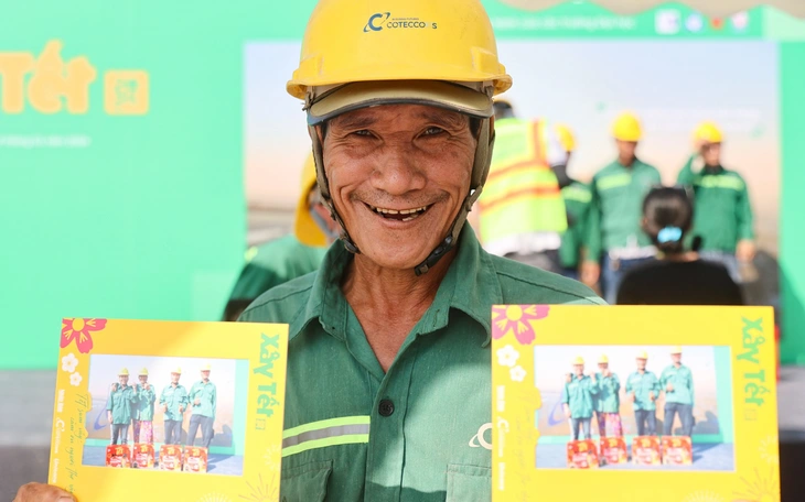 Tết sớm cho những 'người gác đêm' công nhân vệ sinh TP.HCM - Ảnh 2.