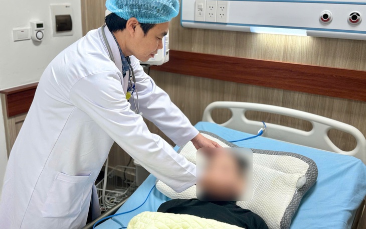 Sụt 2kg trong 2 tuần, bác sĩ phát hiện sán dây dài gần 1 mét ‘ngọ nguậy’ trong đại tràng - Ảnh 2.